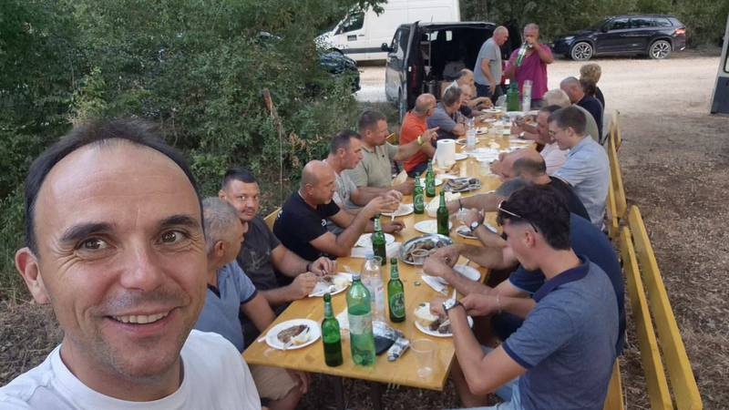 Vodovod,kanalizaciju i novi asfalt mještani proslavili feštom. Stigao i gradonačelnik!