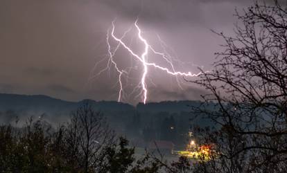 FOTO Pogledajte impresivne fotografije munja u Zagorju