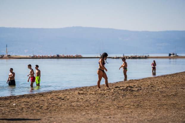 Omiš: Ljetni ugođaj na gradskoj plaži