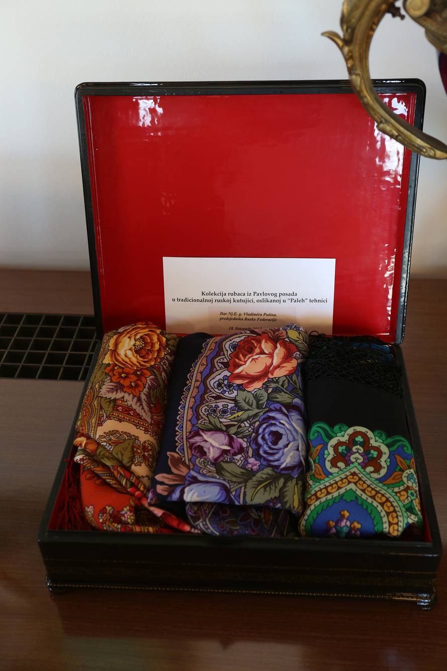 Kolindine zlatne krune: Dobila je i Putinove raskošne rupce...