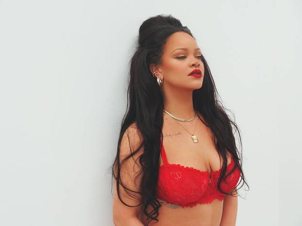 FOTO Vruća Rihanna se skinula i pokazala čipkasto donje rublje