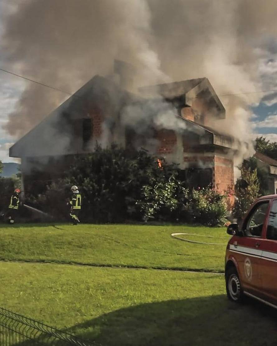 FOTO U Jastrebarskom izgorjela obiteljska kuća: Zapalio se laptop, nastala ogromna šteta