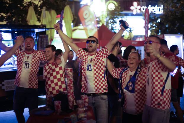 Zagreb: Slavlje navijača na trgu nakon pobjede Hrvatske