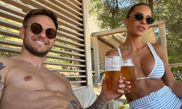 FOTO Rakitić i Raquel su pozirali u kupaćima: Ljeto može početi...