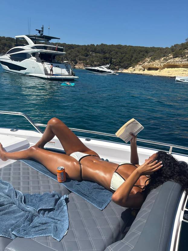 Šuškalo se da joj dečko spava sa zvijezdom platforme za odrasle. Objavom ušutkala sve tračeve