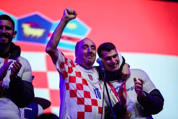 Zadar: Livaković i Erlić na bini u društvu Mladena Grdovića pjevali okupljenima