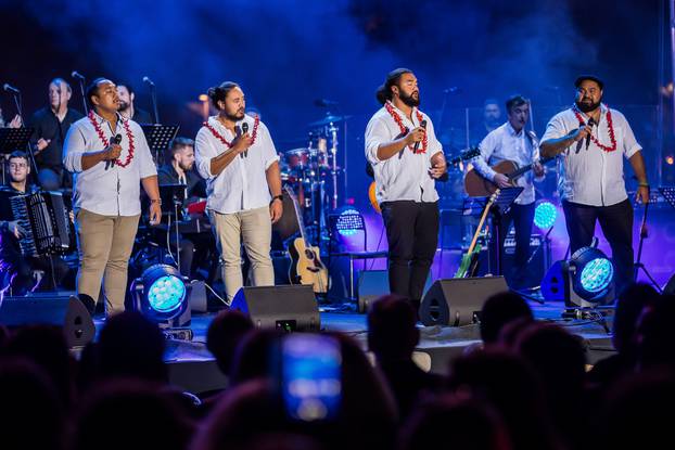 Vela Luka:  Novozelandska klapa The Shades  na koncertu "Trag u beskraju"