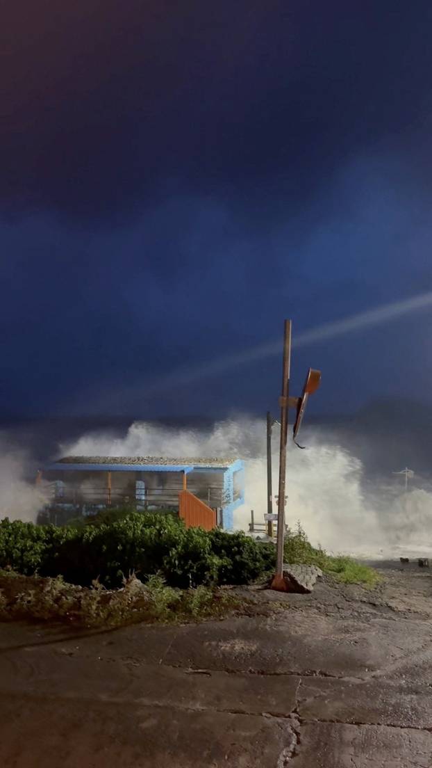 Super Typhoon Ragasa peripheral brings in rain to southeast Taiwan