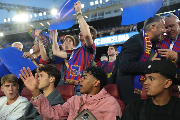 Živčani realovci, Bellingham u nesvijesti, pjevačica navijala za Barcelonu. El Clasico u 100 fotki