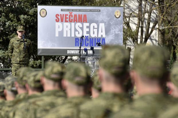 Knin: Sve&ccaron;ana prisega ro&ccaron;nika na temeljnom vojnom osposobljavanju