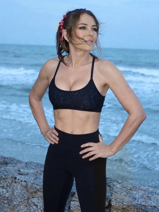 FOTO 'Kako je moguće da tako izgledaš u svojim godinama?' Liz Hurley (61) pozirala golišava