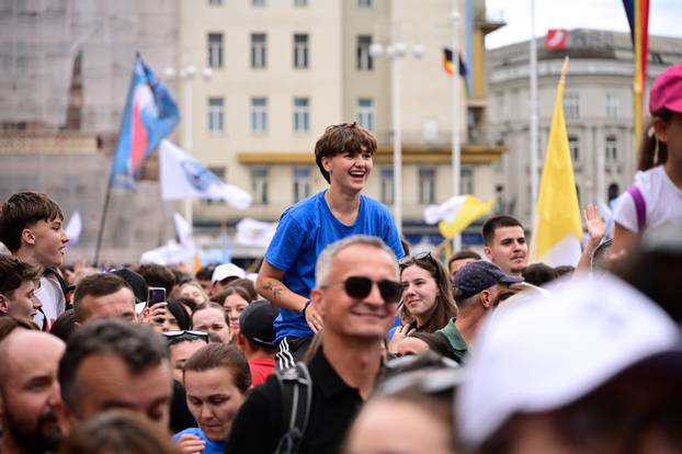 Zagreb: Dolazak hodočasnika Antunovskog hoda na Trg bana Josipa Jelačića
