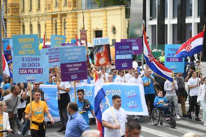 FOTO Pogledajte transparente na Hodu za život: 'Osamnaest dana od začeća kuca srce'