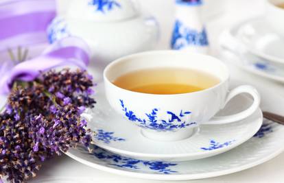 Popijte šalicu čaja od lavande za bolje raspoloženje i lakši san