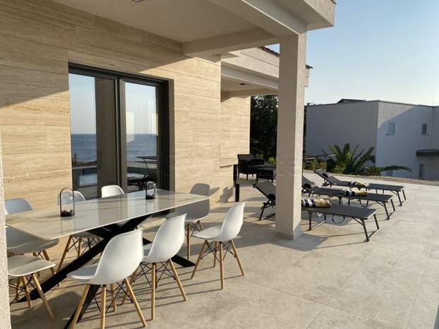 Prodaje se vila u Lunu s velikim bazenom: Cijena? Ma sitnica...