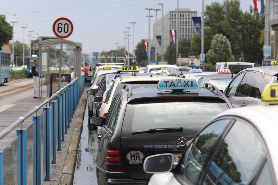 Prometni kaos u Zagrebu: Taksisti blokirali Vukovarsku