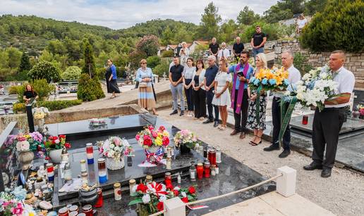 FOTO Polo&zcaron;ili vijence na grobu Olivera Dragojevi&cacute;a u Veloj Luci