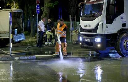 Pukla cijev i poplavila cijelu ulicu u zagrebačkom Vrapču