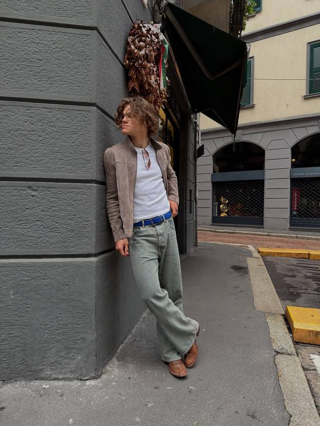 FOTO 'Alpski modni mačak' voli nositi bunde, suknje i lakirati nokte. Sad dominira skijanjem