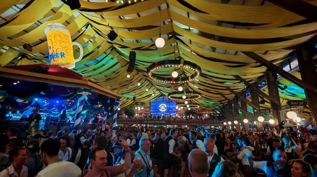 FOTO 24sata na Oktoberfestu:  Evo koliko košta krigla pive!