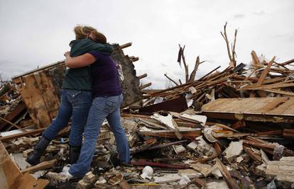 Tornado je pokosio sve: Još uvijek traže 232 ljudi u Joplinu