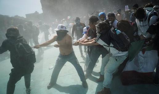 FOTO Palež, razbijanje i žestoki nemiri: Deseci ozlijeđenih na prosvjedima mladih u Meksiku