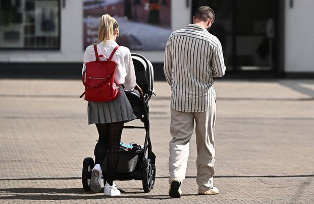 Zagreb: Matija Cvek s obitelji prošetao gradom