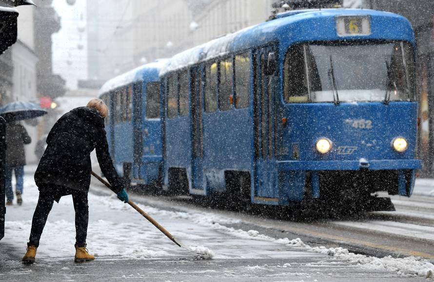 HGSS nepokretnom muškarcu kod Gračaca donio hranu i drva