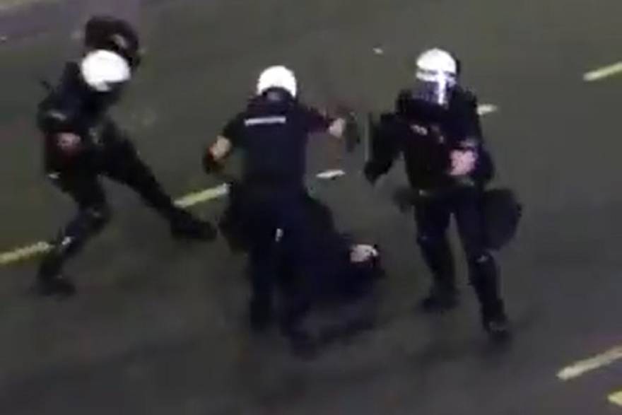 Policija u Beogradu brutalno pretukla prosvjednika