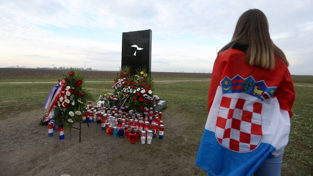 Vukovar: Gra?ani posjetili Memorijalno groblje i Ov?aru kako bi odali po?ast poginulima