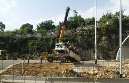 Kamion završio na krovu na gradilištu pokraj Rijeke