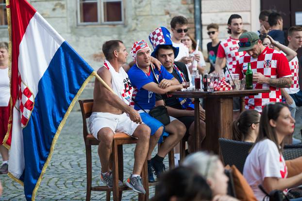 Osijek: NavijaÄi u TvrÄi prate utakmicu Argentina - Hrvatska