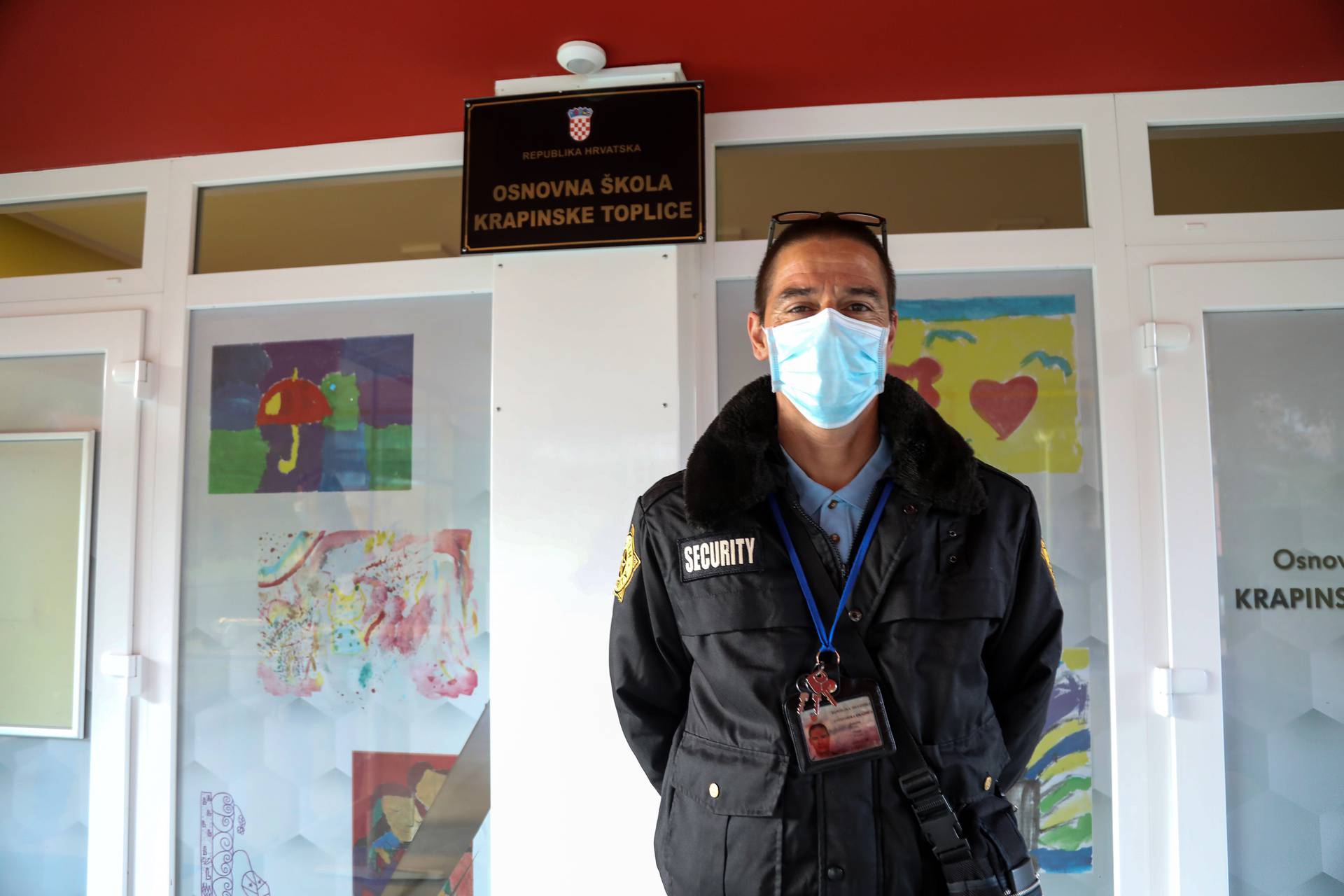 Ispred OŠ u Krapinskim Toplicama stoje zaštitari zbog nekolicine roditelja koji su bili bez maski