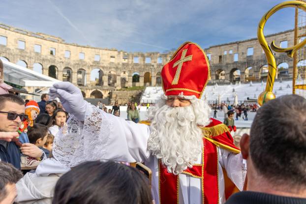 Pula: Sveti Nikola stigao je u  Arenu