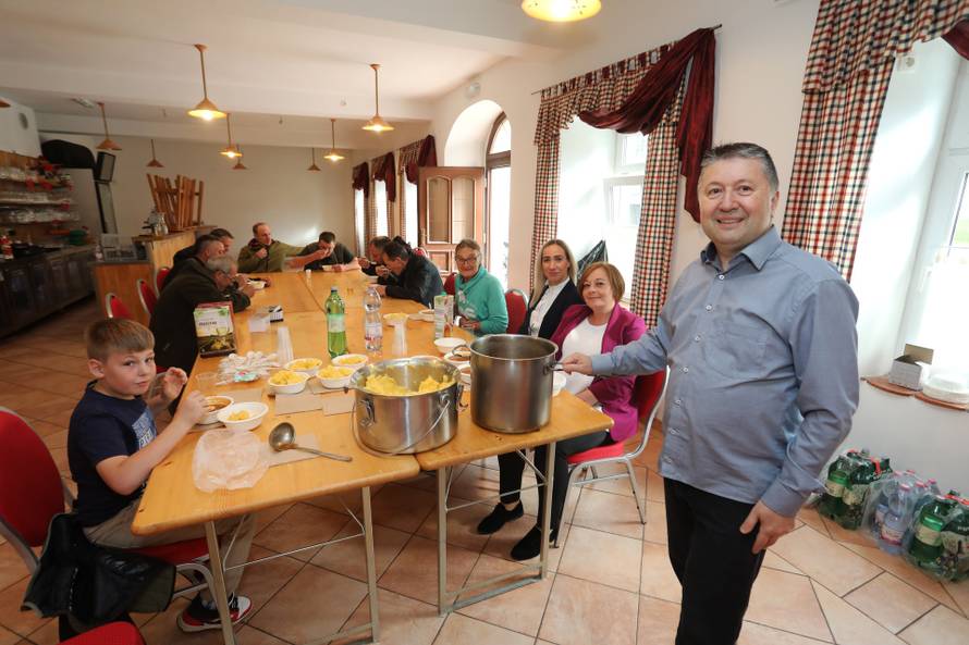 Čabar: Predizborni skup Ivice Križa, svećenika koji je napustio službu kako bi se kandidirao za gradonačelnika