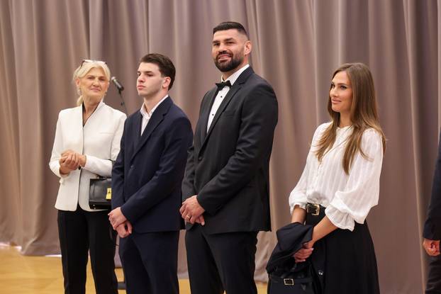 Zagreb: Predsjednik RH Zoran Milanović uručio odlikovanje Red kneza Trpimira s ogrlicom i Danicom Filipu Hrgoviću