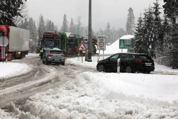 Delnice: Snijeg ote&zcaron;ava promet kroz Gorski kotar