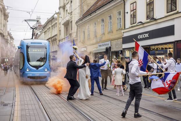Zagreb: Mladenci i svatovi nakratko zaustavili promet u Ilici