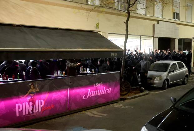 Zagreb: Maskirani muškarci otpjevali svoje ispred Srpskog kulturnog centra i razišli se nakon dolaska interventnih policajaca