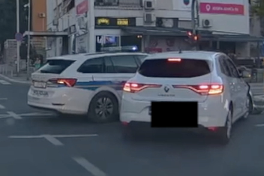 Prometna nesre&cacute;a u Splitu: Policija vozila pod rotirkama, sudarili se s osobnim autom