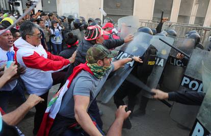 Tisuće ljudi na ulicama Perua tražilo ostavku predsjednika Pedra Castilla zbog korupcije