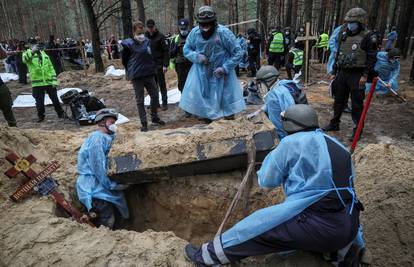 U masovnoj grobnici u Ukrajini pronašli tijela svezanih ruku
