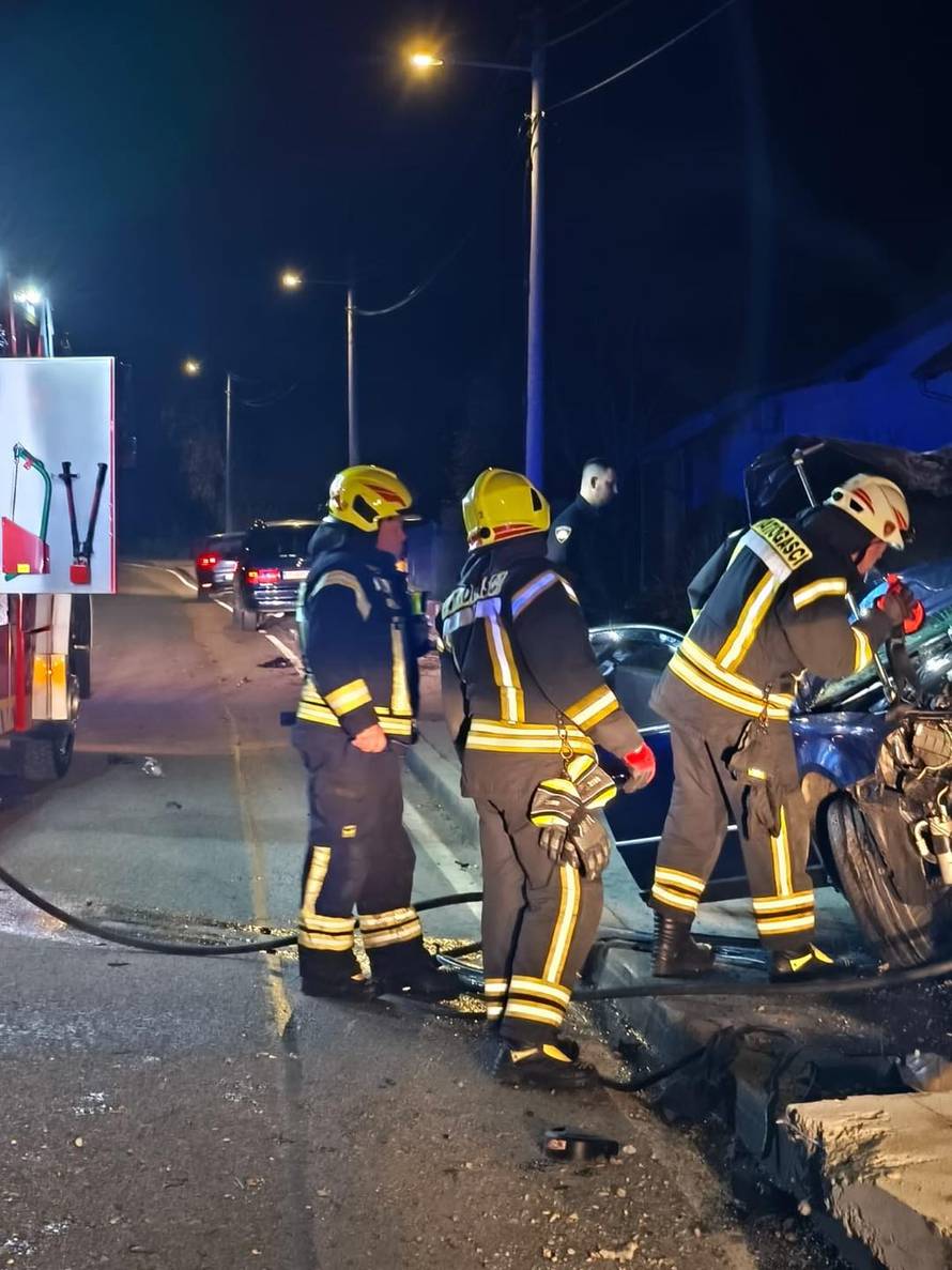 FOTO Teška nesreća u Donjoj Bistri: Vozač (19) i suvozač (18) ozlijeđeni. Auto se zabio u stup