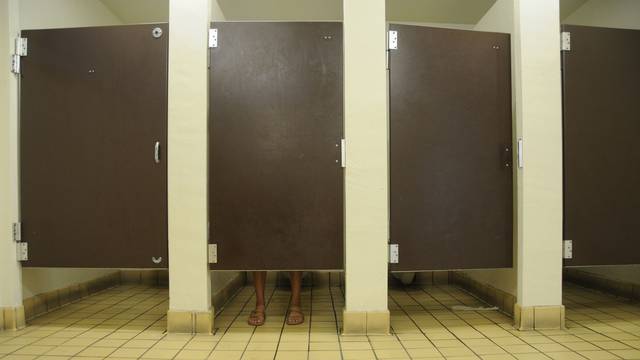 Znate li zašto većina vrata na javim WC-ima ne ide do poda?