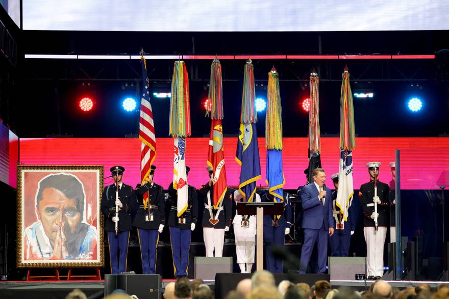 Komemoracija za Kirka: Na stadionu tisuće ljudi, u glas pjevaju u suzama. Stigao Musk