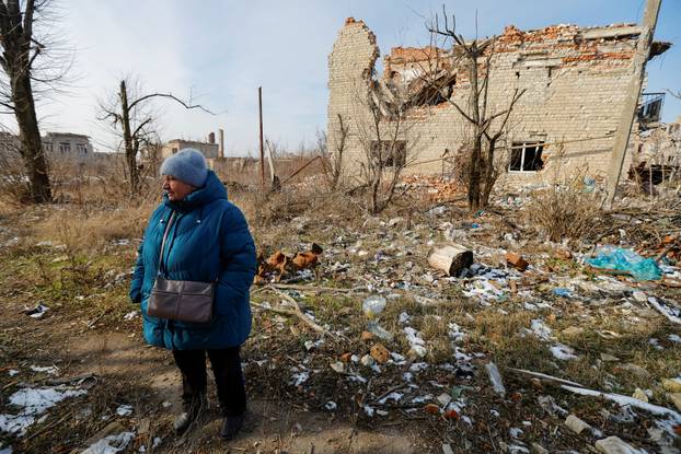 People of war-torn towns in Ukraine's Donetsk region aim to rebuild lives