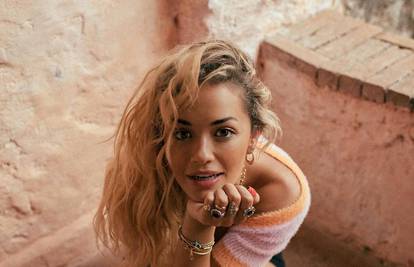 Rita Ora i slavni oskarovac u strastvenom zagrljaju: Fanovi pjevačice tvrde da su zajedno