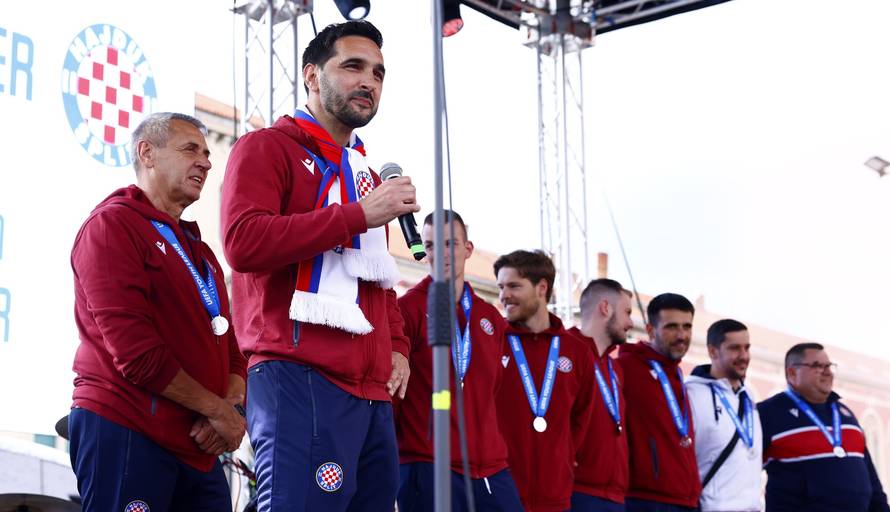 Split: Dolazak juniora Hajduka na Rivu gdje su ih dočekali brojni navijači