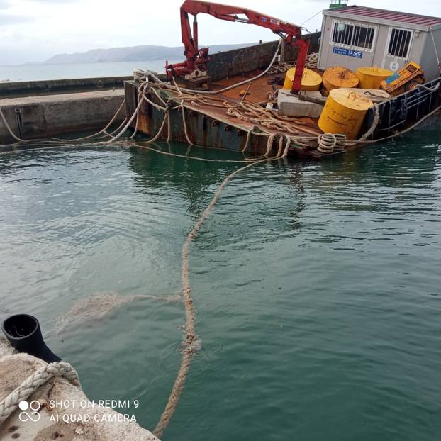 FOTO Jugo je razbacalo sve u Crikvenici: 'Teglenica je skoro potonula, kamenje je posvuda'