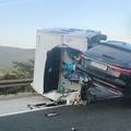 VIDEO U novoj nesre&cacute;i na A1 kamper i auto visili na ogradi